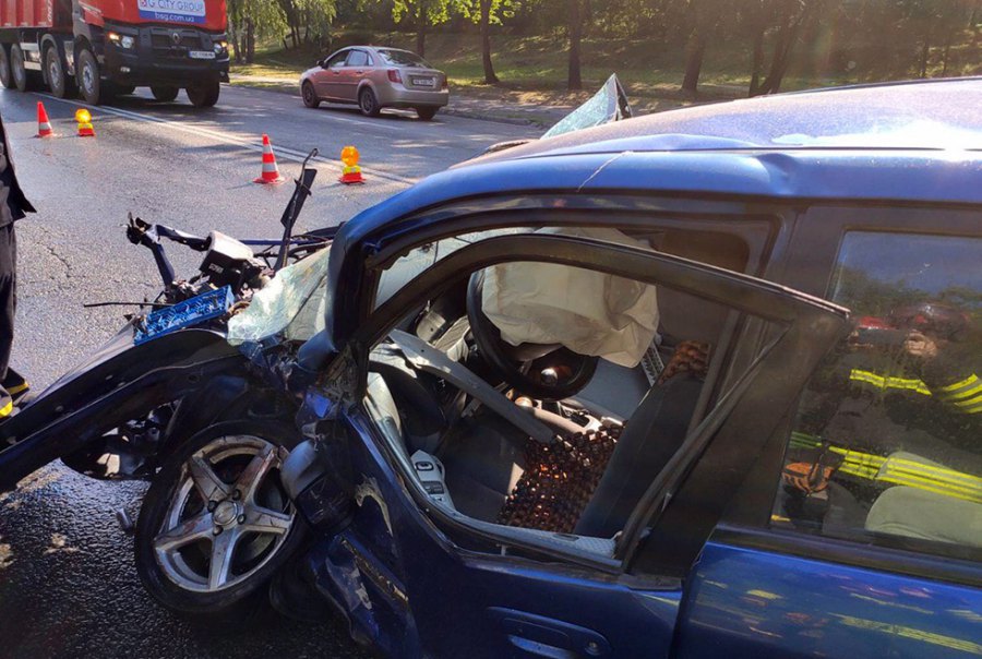 Переднюю часть просто смяло/ фото: пресс-служба ГСЧС в Днепропетровской области