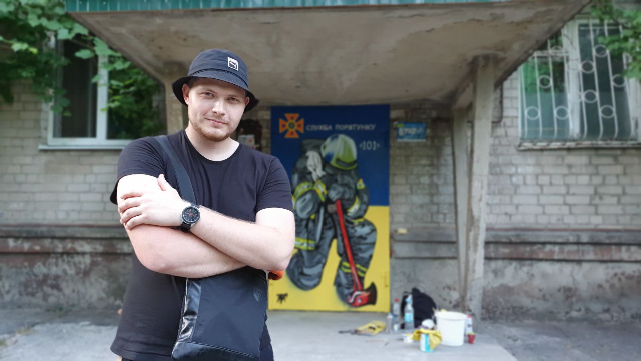 А вот и сам творец граффити/ фото: ГСЧС в Днепропетровской области