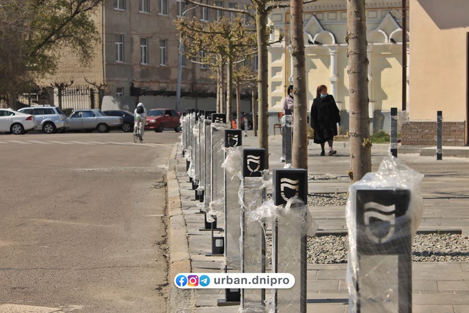 Стильно и модно: на Троицкой установили антипарковочные столбы с уникальным дизайном (фото) фото 1