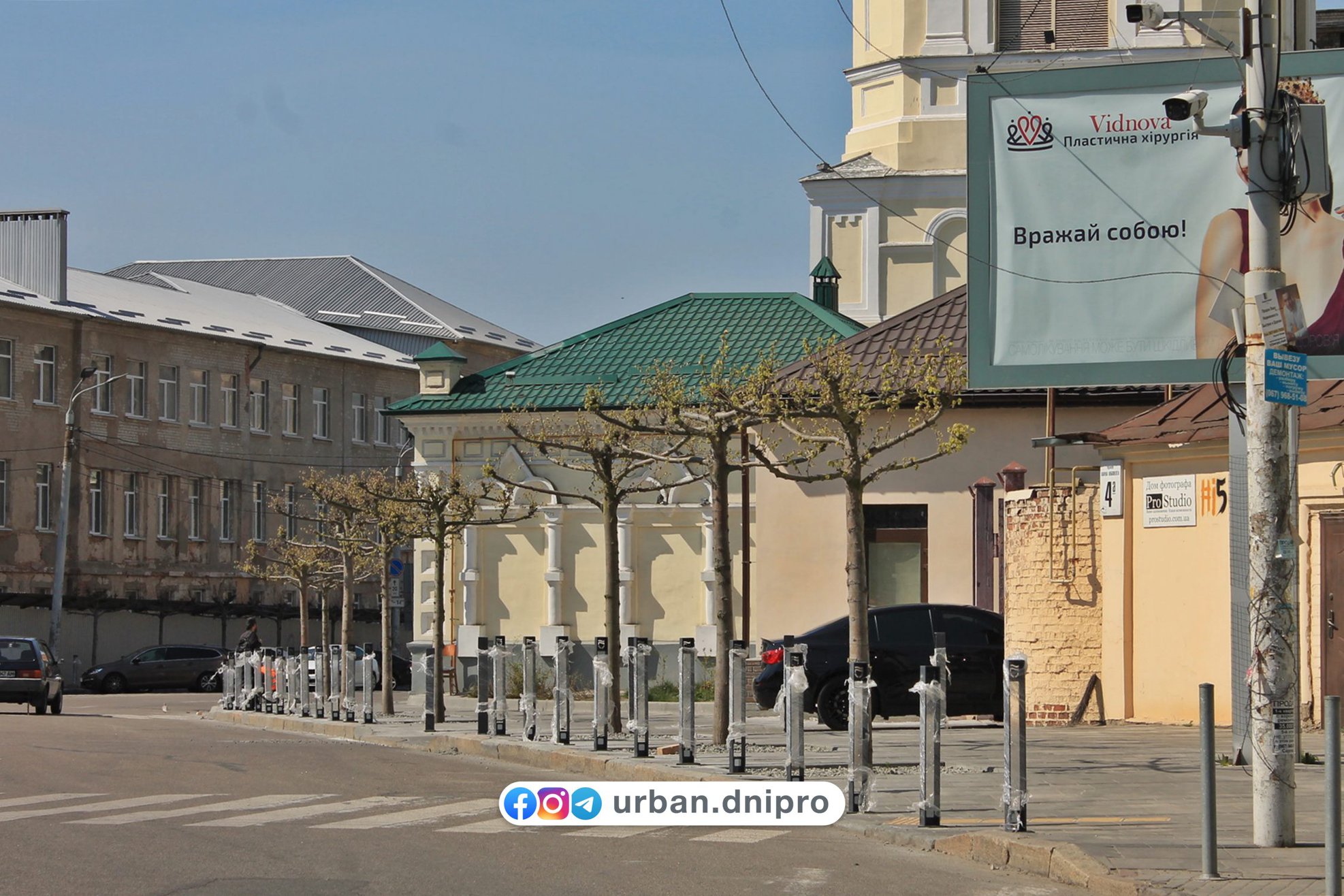 Стильно и модно: на Троицкой установили антипарковочные столбы с уникальным дизайном (фото) фото 2 1