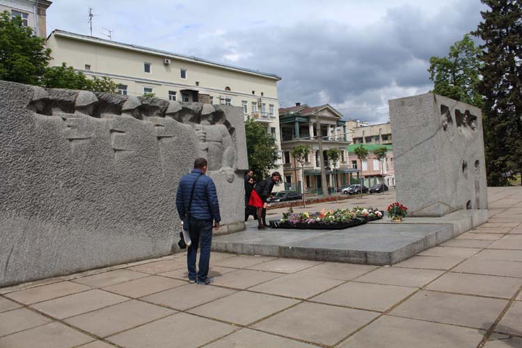 Люди пришли почтить память павших солдат/ фото: Днепр Вечерний