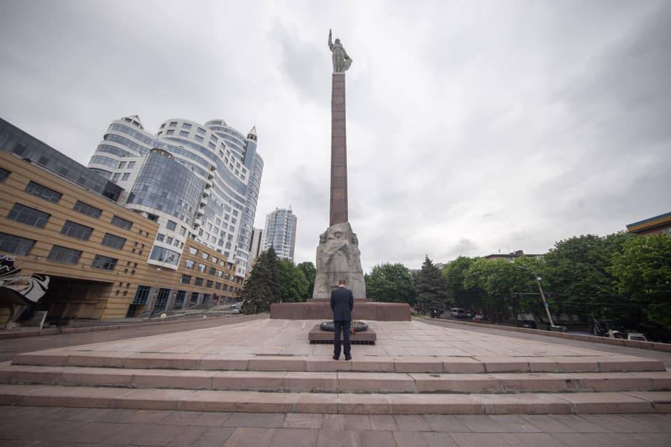 Одинокий чиновник перед памятником героям/ фото: Борис Филатов