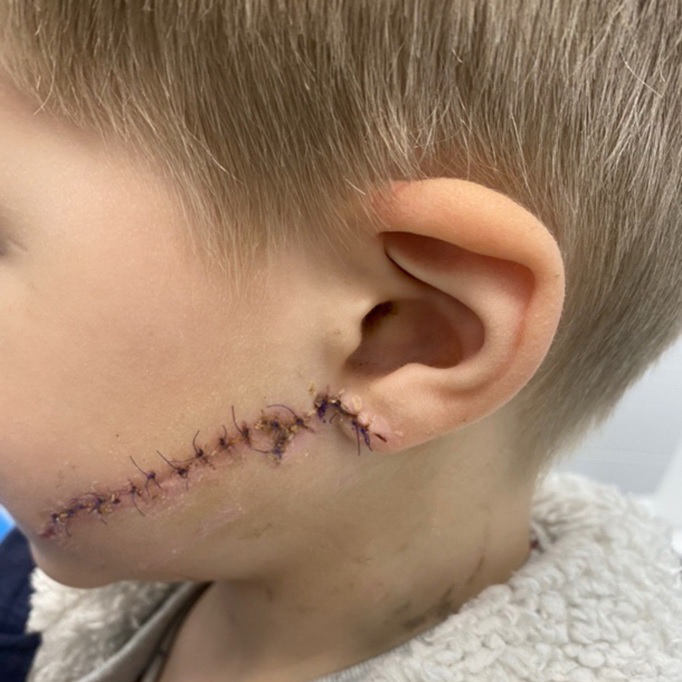 Желаем мальчику скорейшего выздоровления/ фото: Центр матері та дитини ім. Руднєва