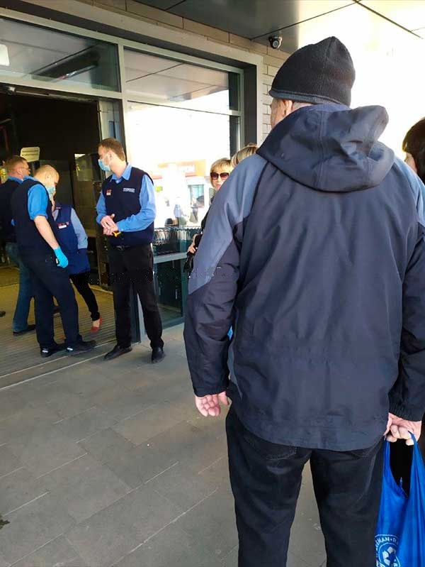 А пока люди ждут снаружи/ фото из соцсетей