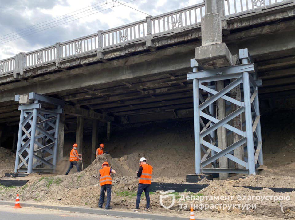 Будь внимателен: на Слобожанском проспекте обвалился асфальт (видео) фото 1