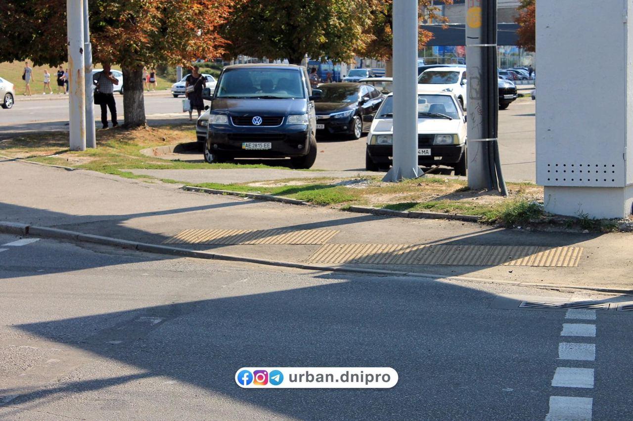 Понижения асфальта и тактильная плитка/ фото: тг Urban Dnipro