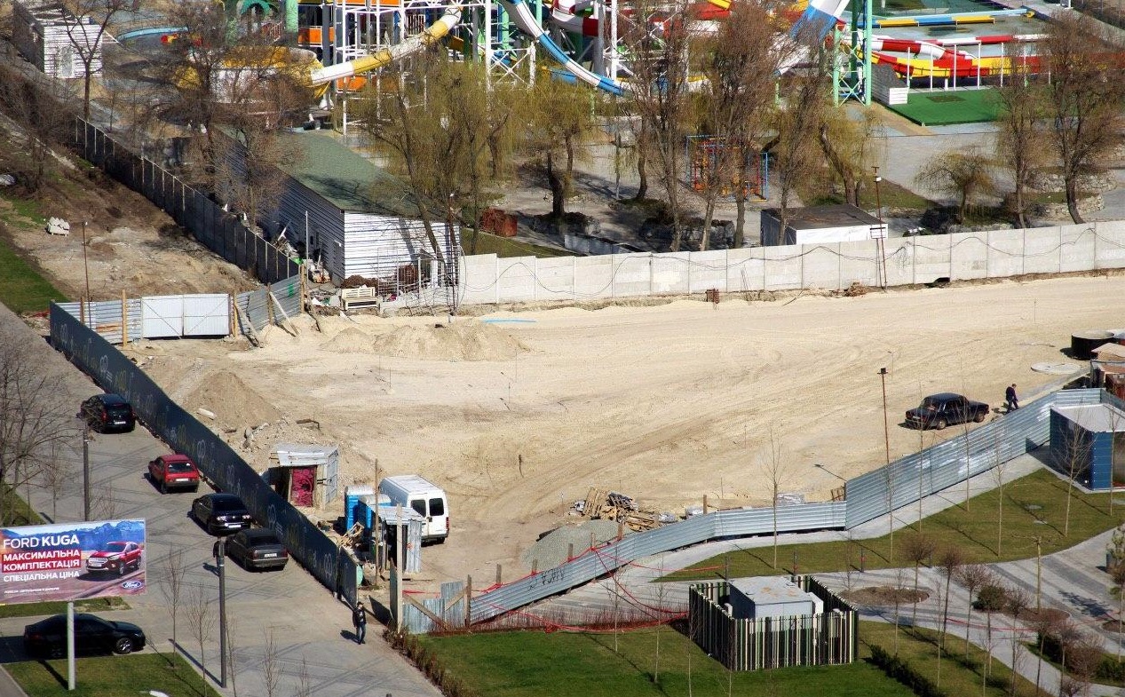 Небольшая зона парковки/ фото: Дмитрий Лысенко