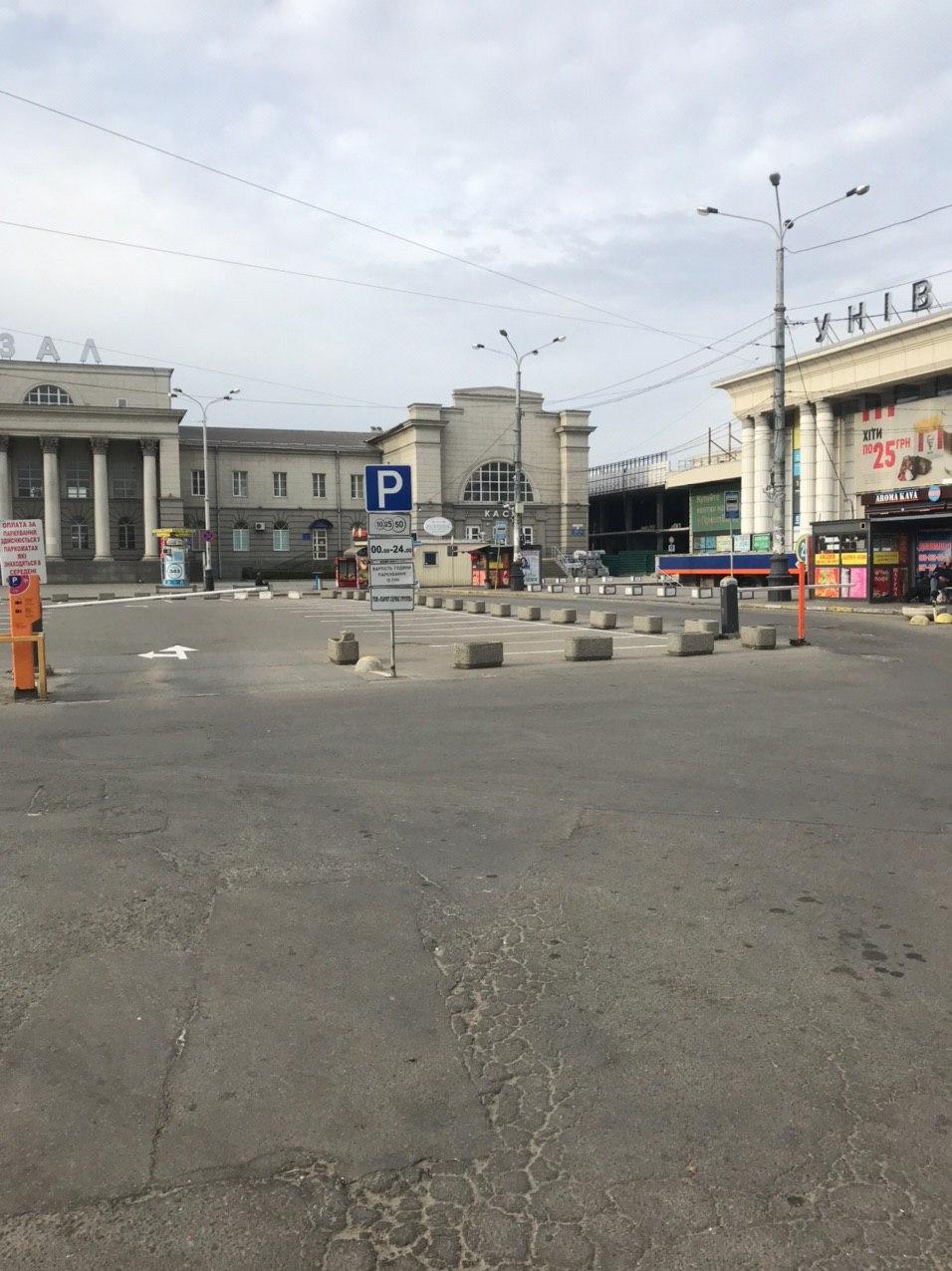 Парковка пуста/ фото: ХД