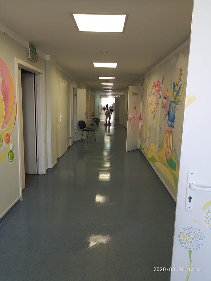 Детишек возвращают в привычные яркие стены/ все фото: Елена Володина