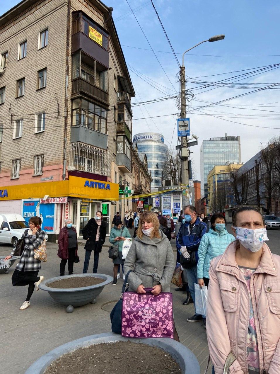 Километровые очереди: как днепряне добираются домой во время карантина фото 1