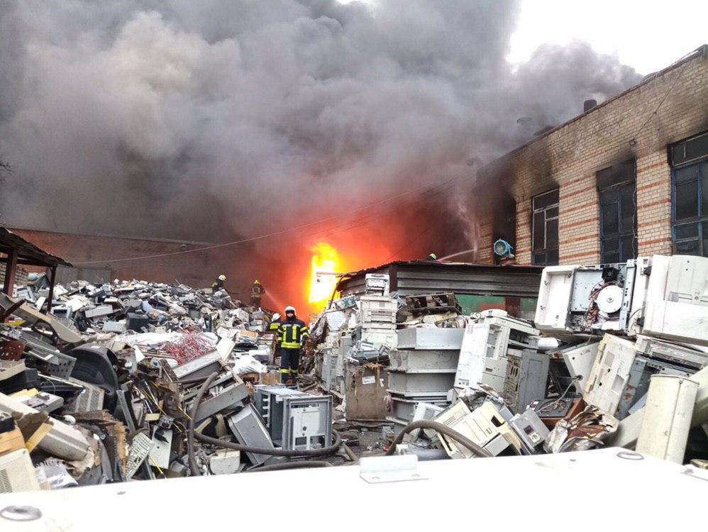Разрушенные помещения и десятки пожарных/ фото: ГСЧС в Днепропетровской области