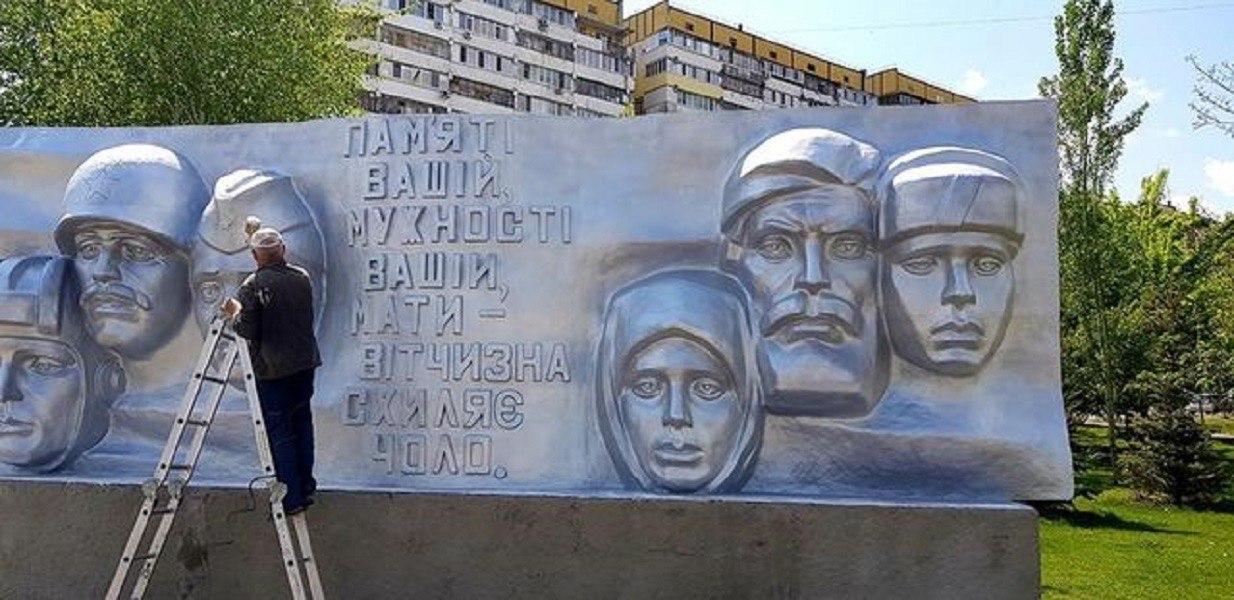 Жаль, что за памятниками ухаживают только ко Дню Победы/ фото: Максим Дегтяренко