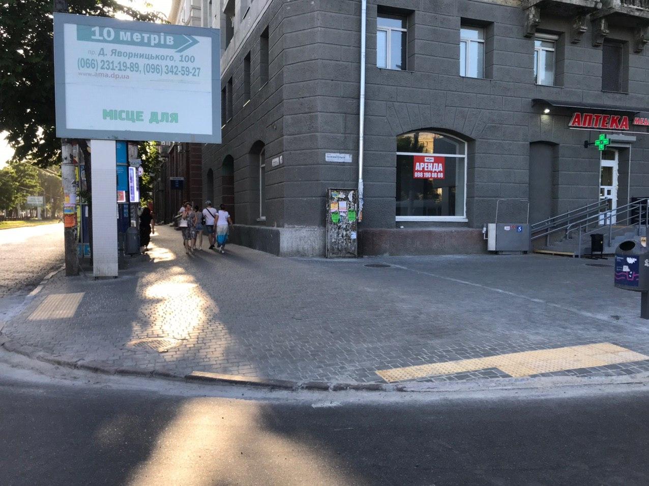 Понижение бордюра весьма удобны для людей/ фото: Urban Dnipro