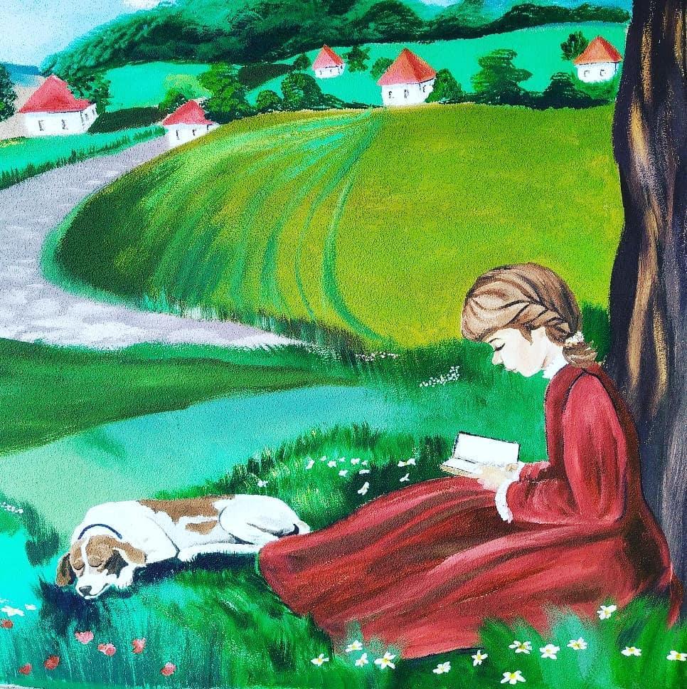 Алиса читает книгу под деревом/ фото: inst viktoria_nemchenko93