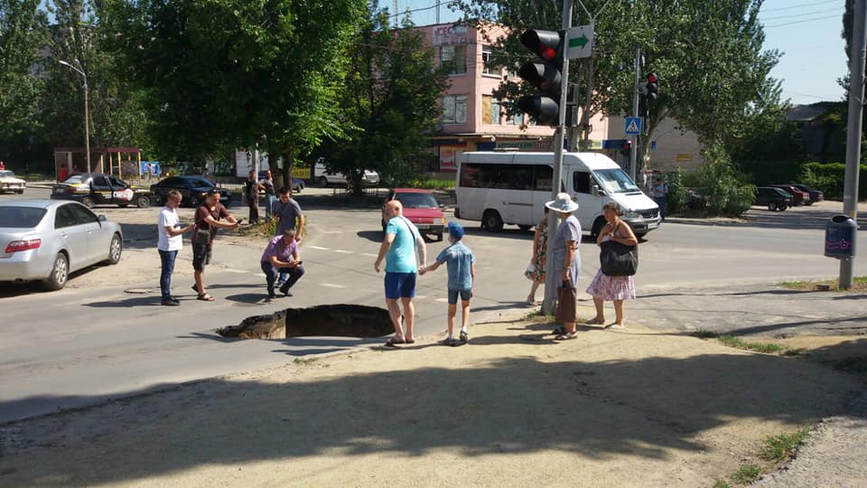 Огромная дыра в асфальте/ фото: фб Александр Кулешов