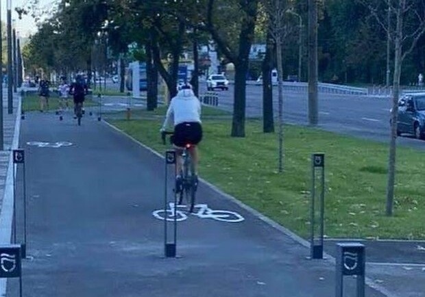 столбик посреди велодорожки на набережной стал причиной ДТП/ фото: fb Gleb Sokolov