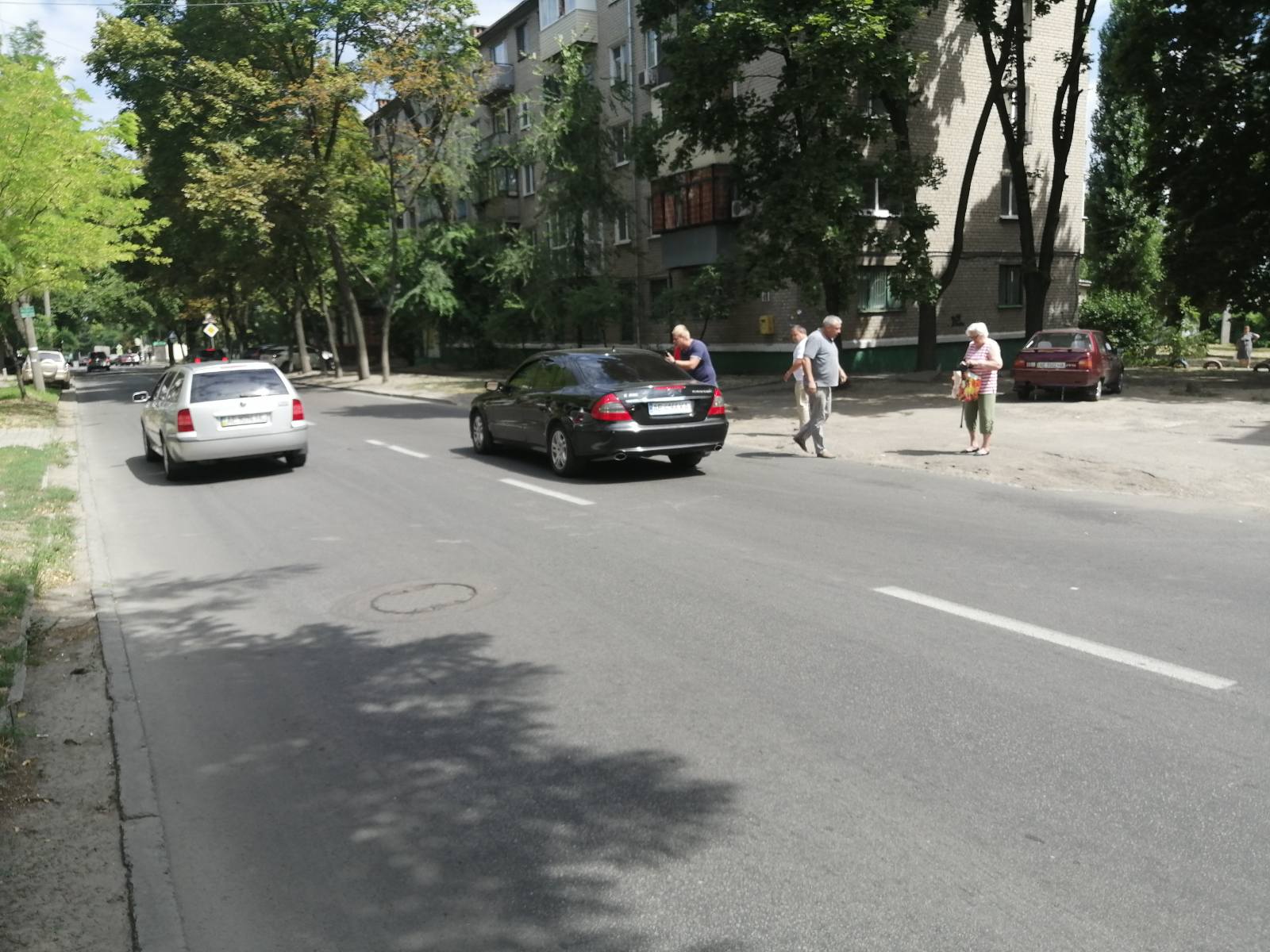 Конфликт водителя с мужчиной/ фото: fb Элен Меркуловой