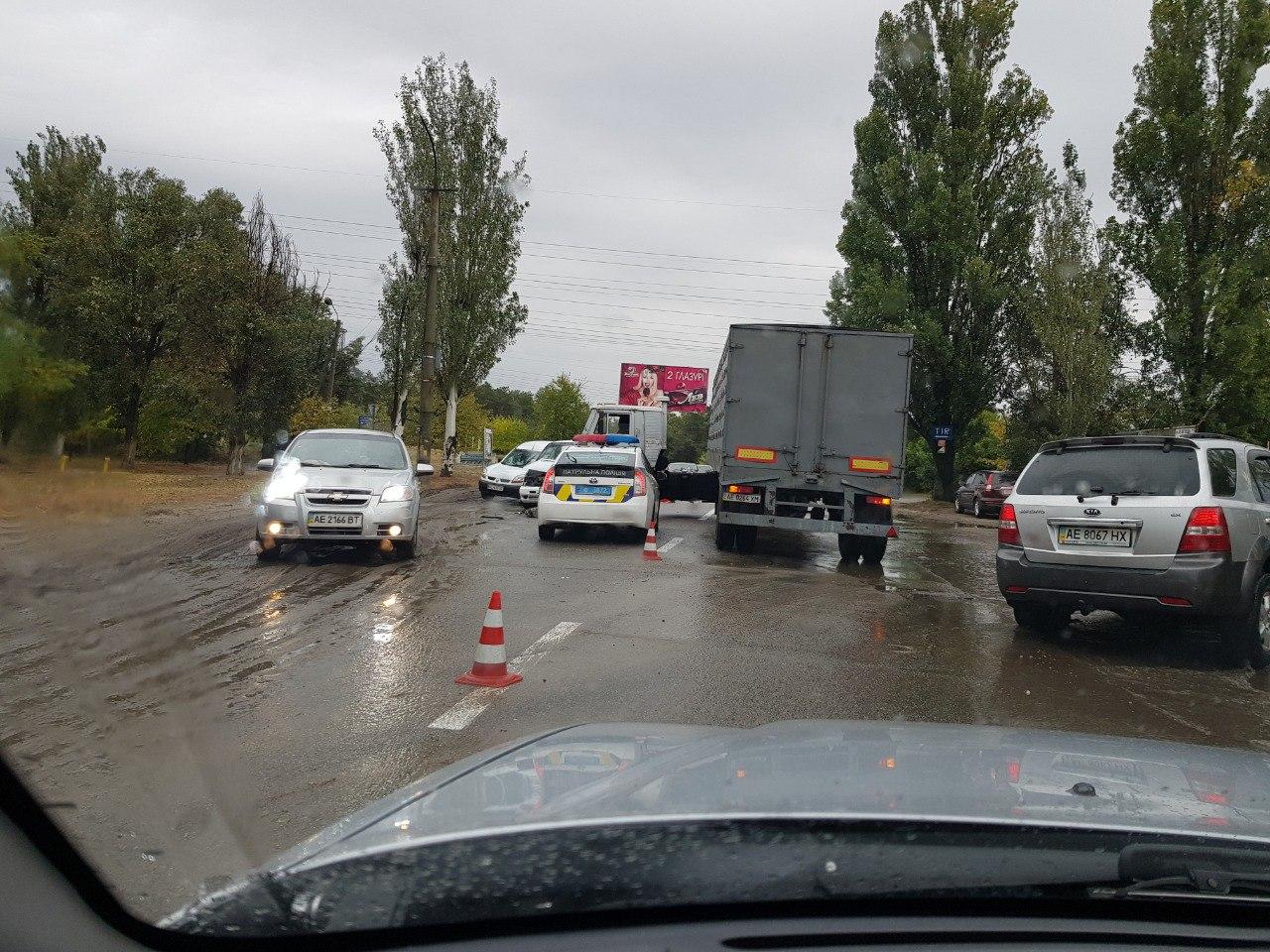 ДТП на улице 20-летия Победы/ фото: ДТП пробки Днепр