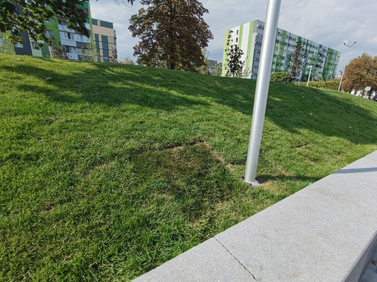 Восстановили газон в Слобожанском сквере в Днепре/ фото: Светлана Юрченко