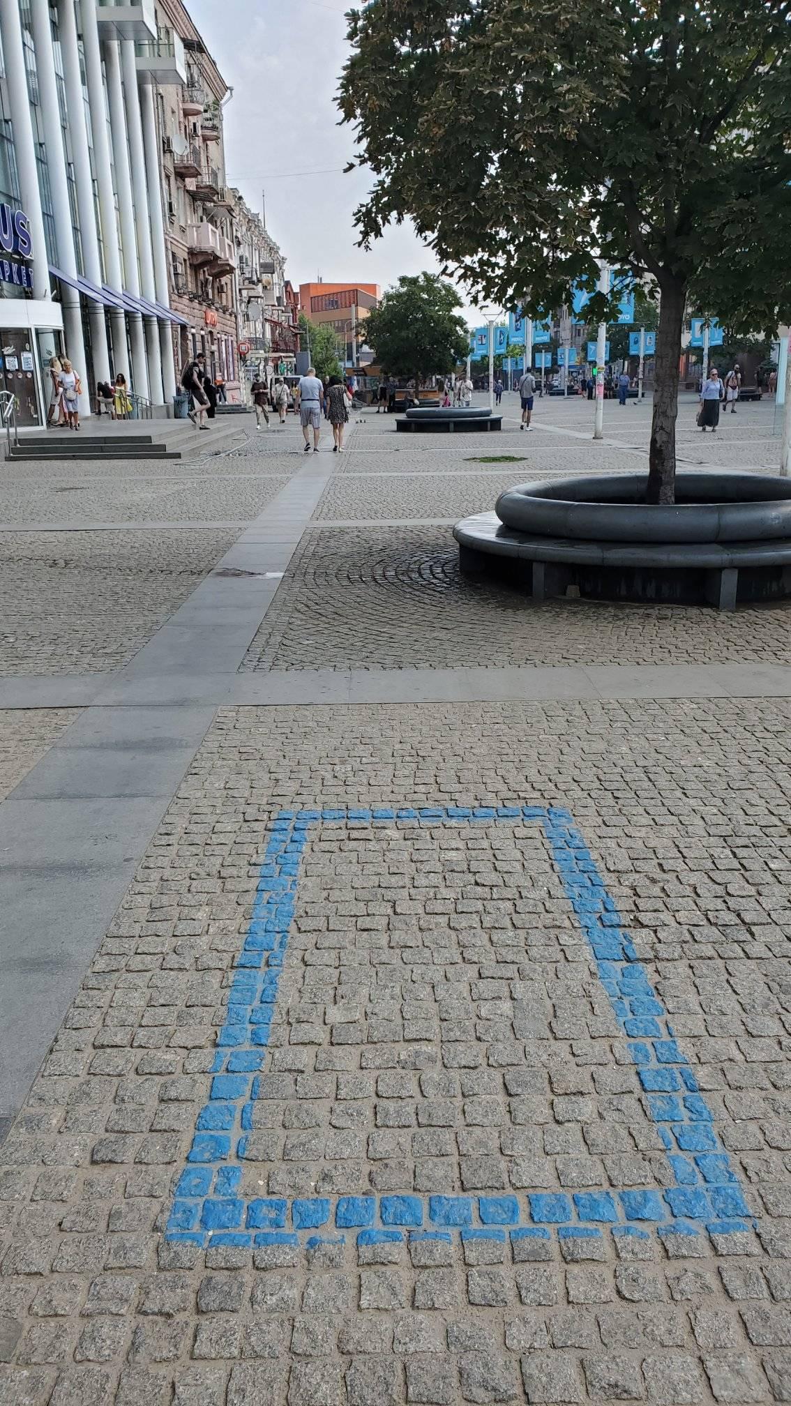 Разметка для парковки электросамокатов возле "Европы"/ фото: fb Дмитрий Котулев