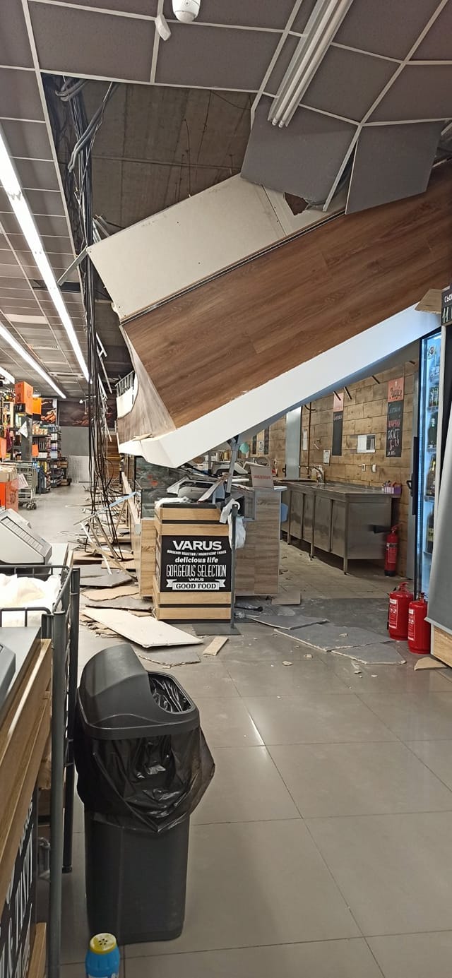 В Кривом Роге в магазине "Варус" обвалился потолок/ фото: fb Ігнулець, Сергей Иванов