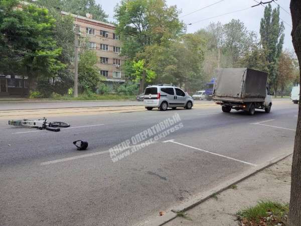 ДТП с велосипедистом на Хмельницкого/ фото: Днепр Оперативный