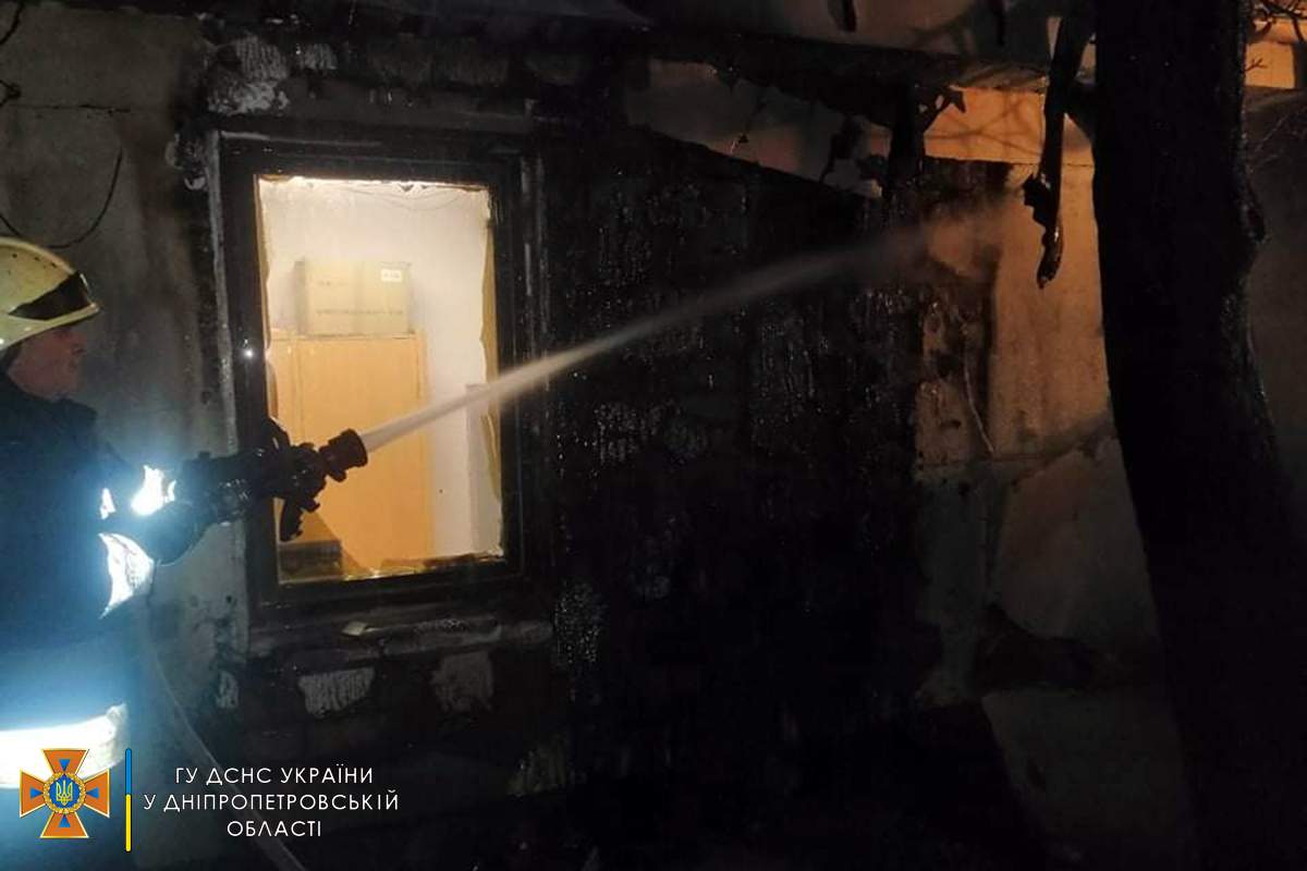 В Днепре вспыхнул бар/ фото: dp.dsns.gov.ua