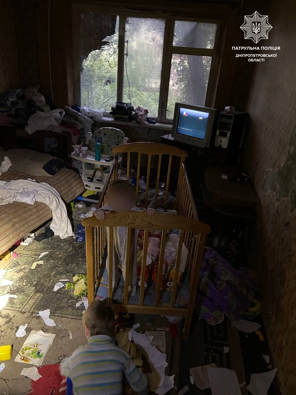 На Гладкова маленькие дети одни в грязной квартире/ фото: пресс-служба патрульной полиции Днепропетровской области