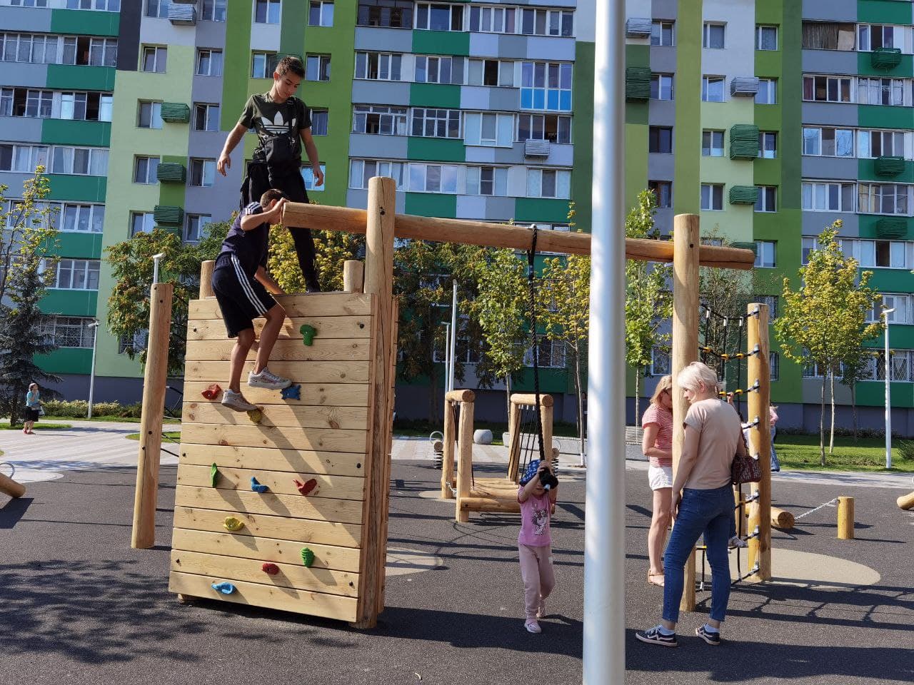 Деревянный парк в сквере на Слобожанском проспекте/ фото: Светлана Юрченко