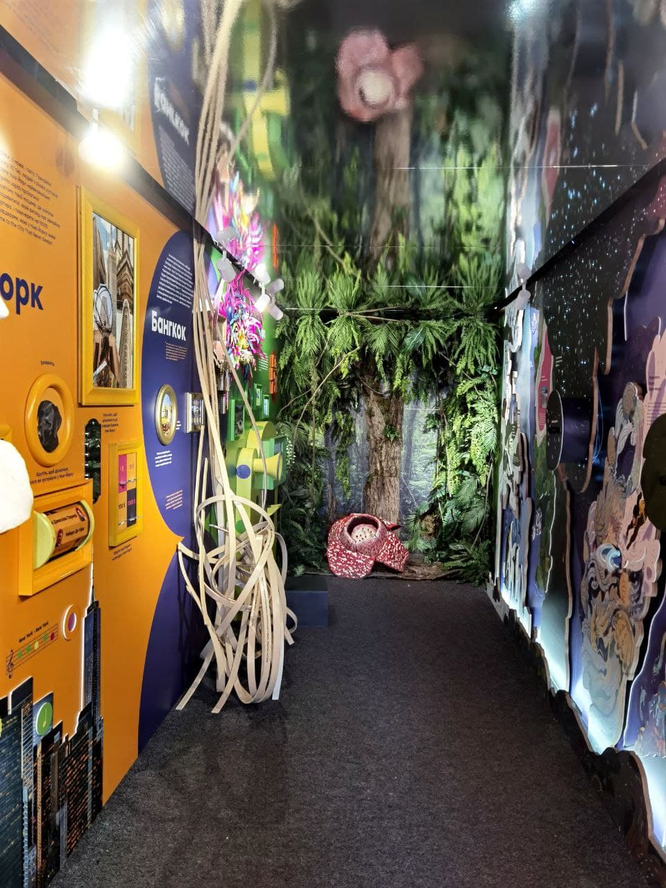 Второй контейнер на выставке "Вражариум" в Днепре/ фото: Светлана Юрченко