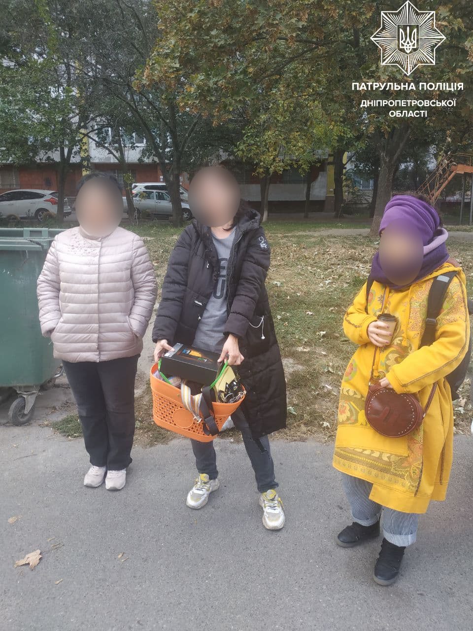 В Днепре женщина запаслась чулками и краской для волос, ограбив магазин/ фото: патрульная полиция Днепропетровской области