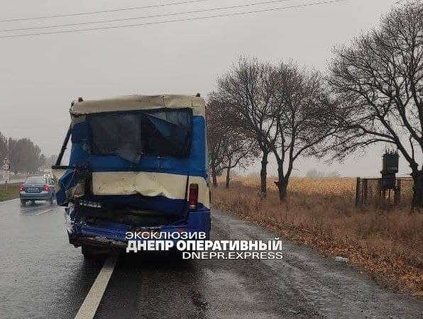 Грузовик врезался в маршрутку "Днепр-Каменское" / фото: Днепр Оперативный