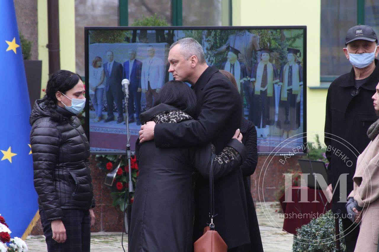 В Днепре сотни людей попрощались с основателем Университета имени Альфреда Нобеля/ фото: НМ 