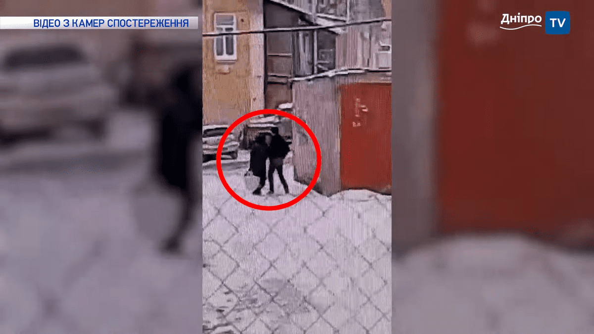 Убитая женщина рядом с преступником.