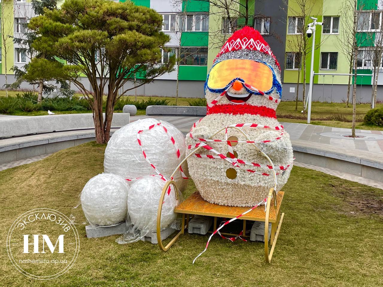 Снеговик в сквере на Слобожанском проспекте .