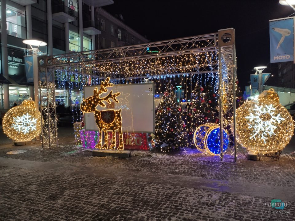 В Днепре на Европейской площади появилась резиденция Санты Клауса c фотозонами и киосками.