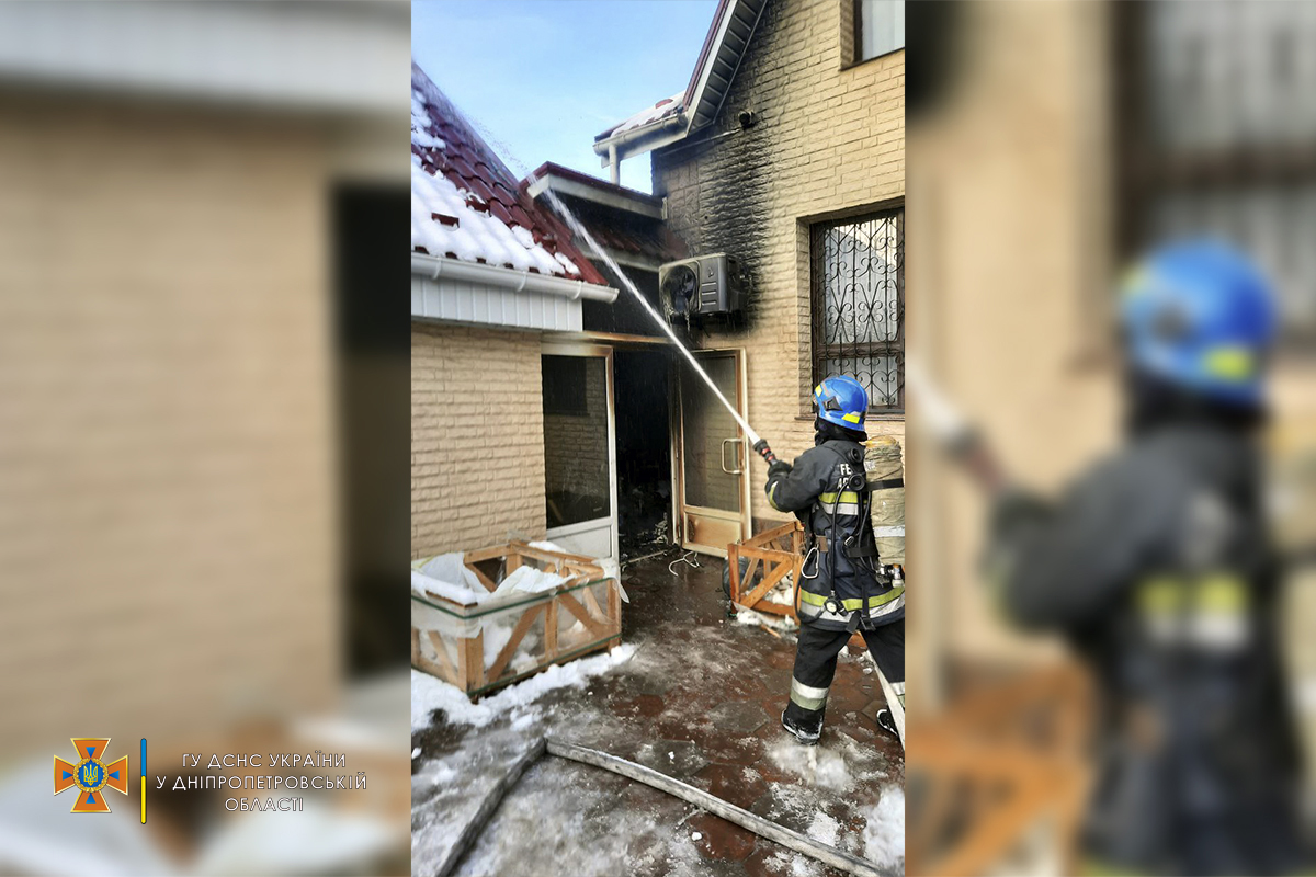 В Кривом Роге возле частного дома взорвался газовый баллон.