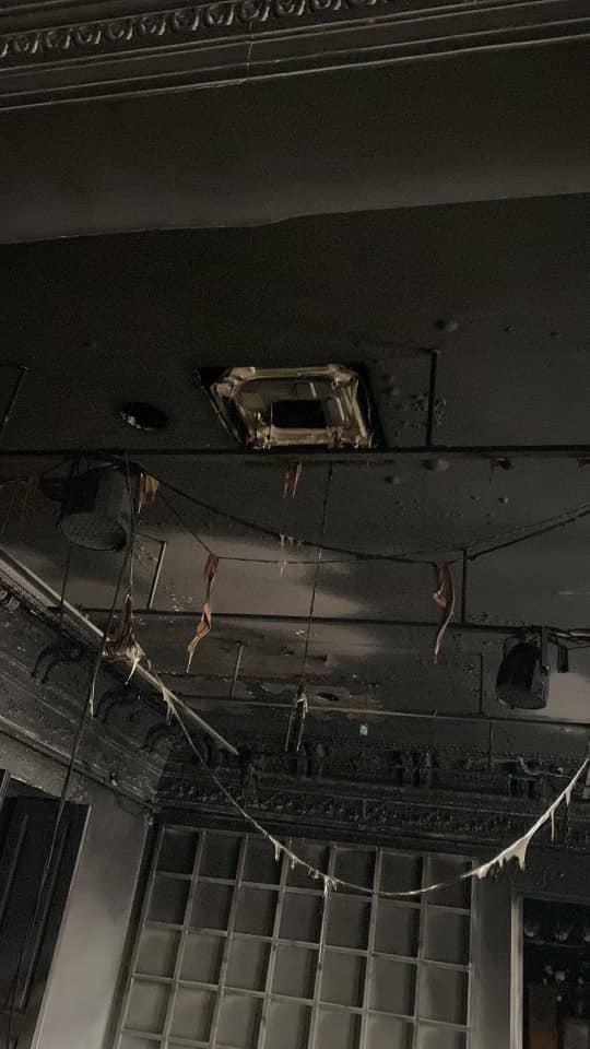 Потолок после пожара в "Арт-Квартире" на Троицкой.