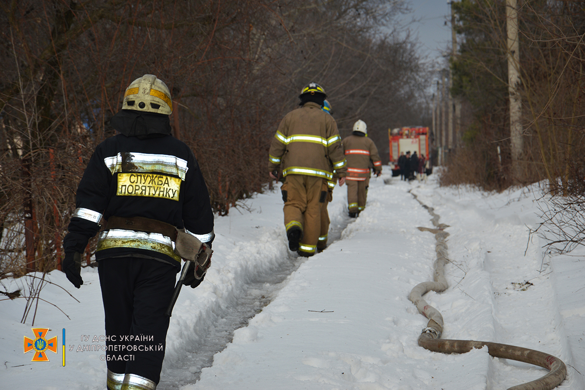 В Днепре пожарные долго добирались до горящего дома: погиб мужчина фото 1