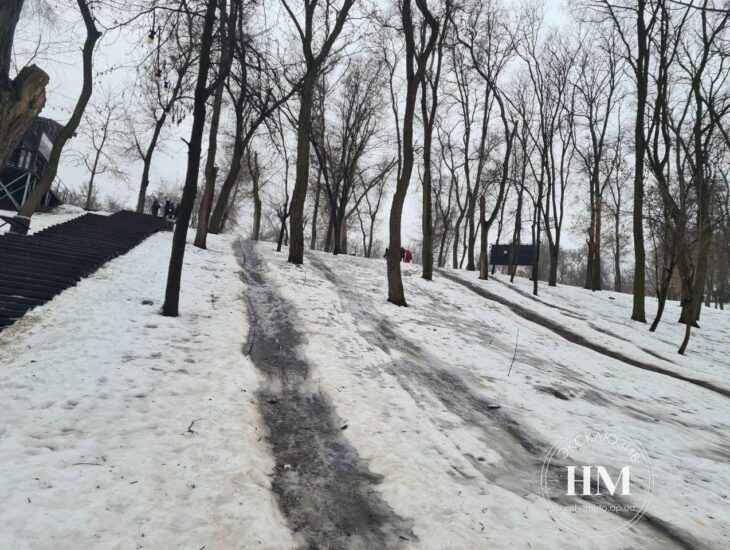 Так выглядит склон, по которому на санках съехали отец и дочка.