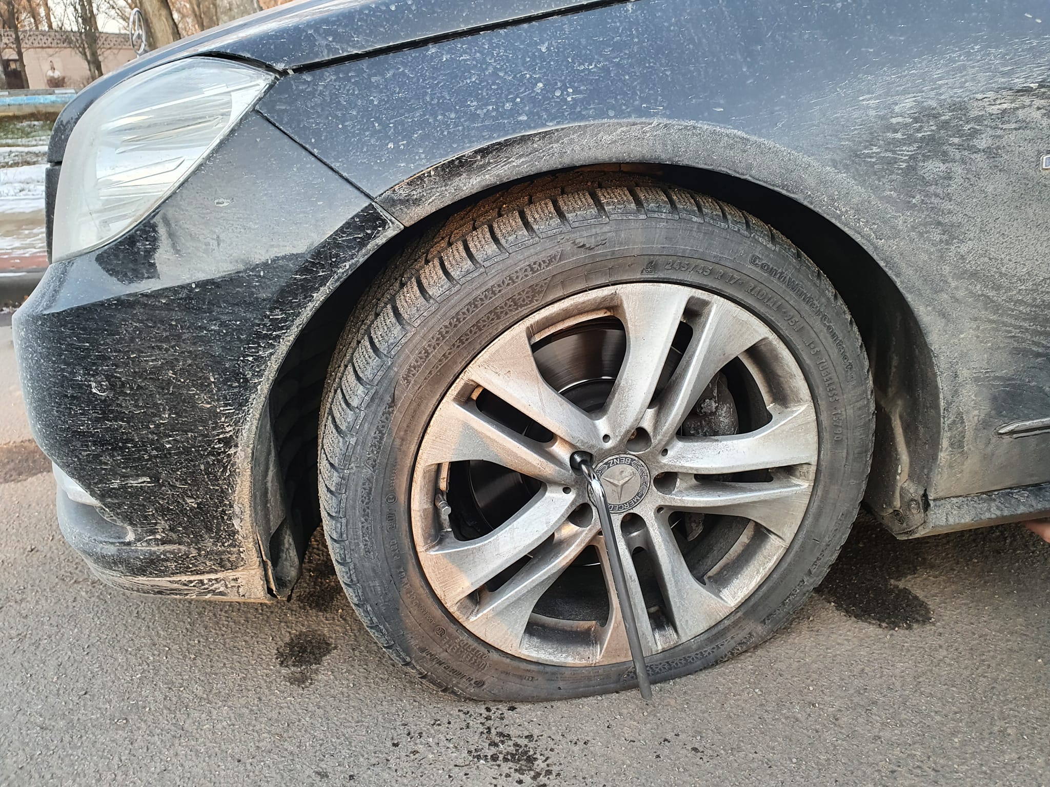 Пробитое колесо машины адвоката Юлии Сегеды.