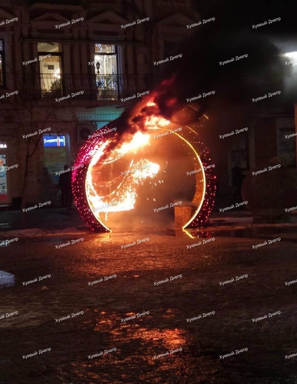 Горящий новогодний шарик на Европейской площади.