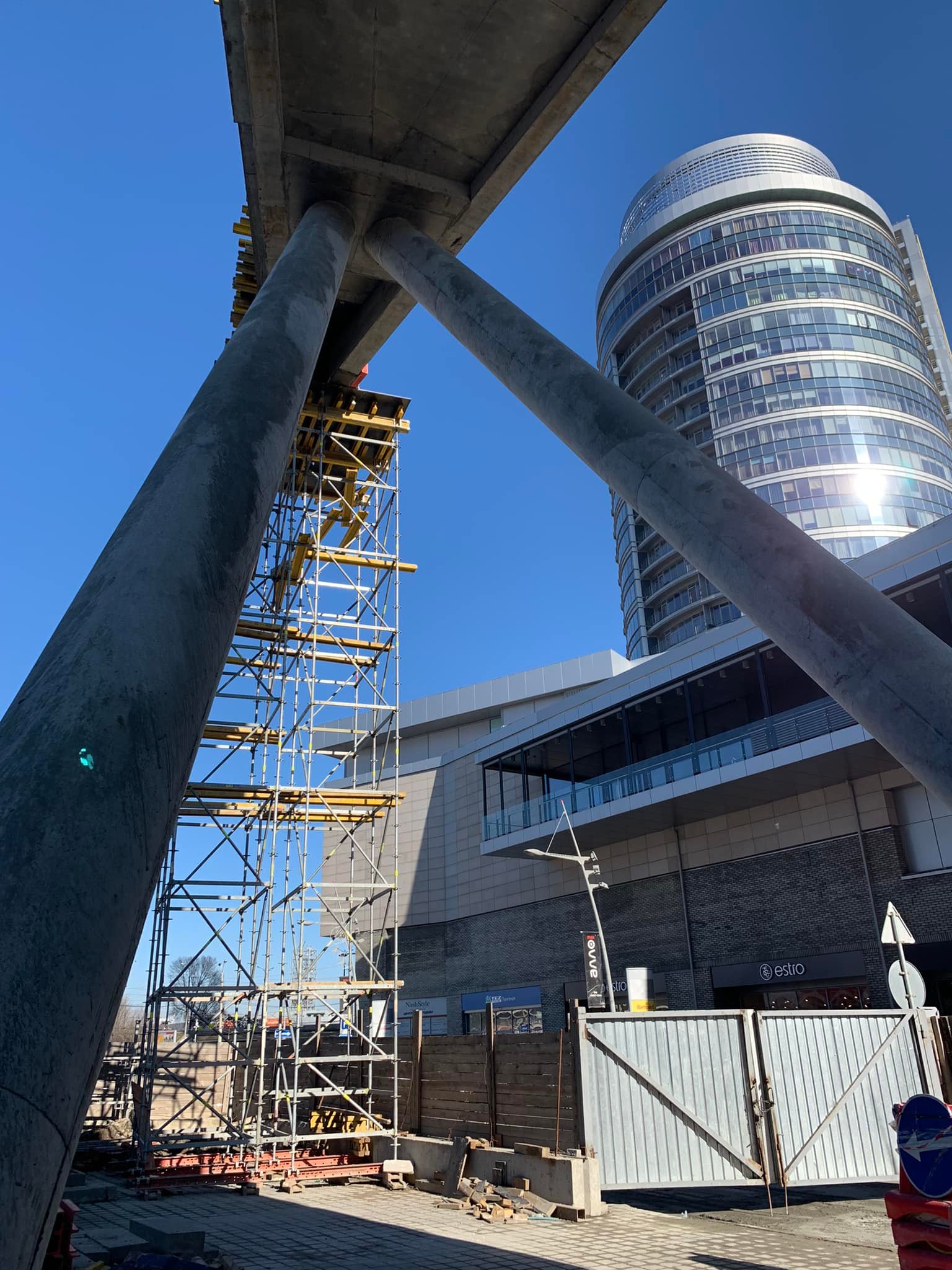 Место для террасы ТДЦ "Перекресток" возле "Мост-Сити".