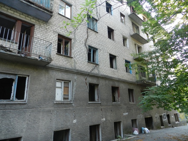 Заброшенная половина дома возле школы №75/ фото: gorod.dp.ua