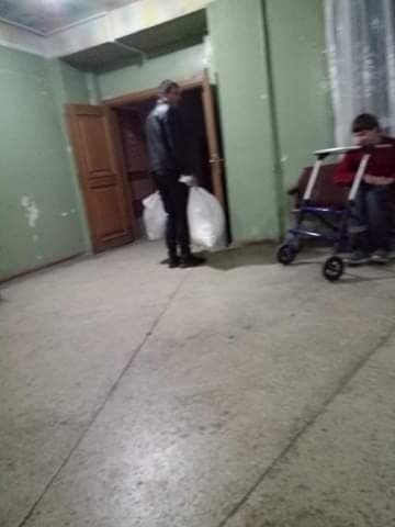 Подопечный выносит мешок с хлебом из столовой/ фото: fb Александра Слободенюка