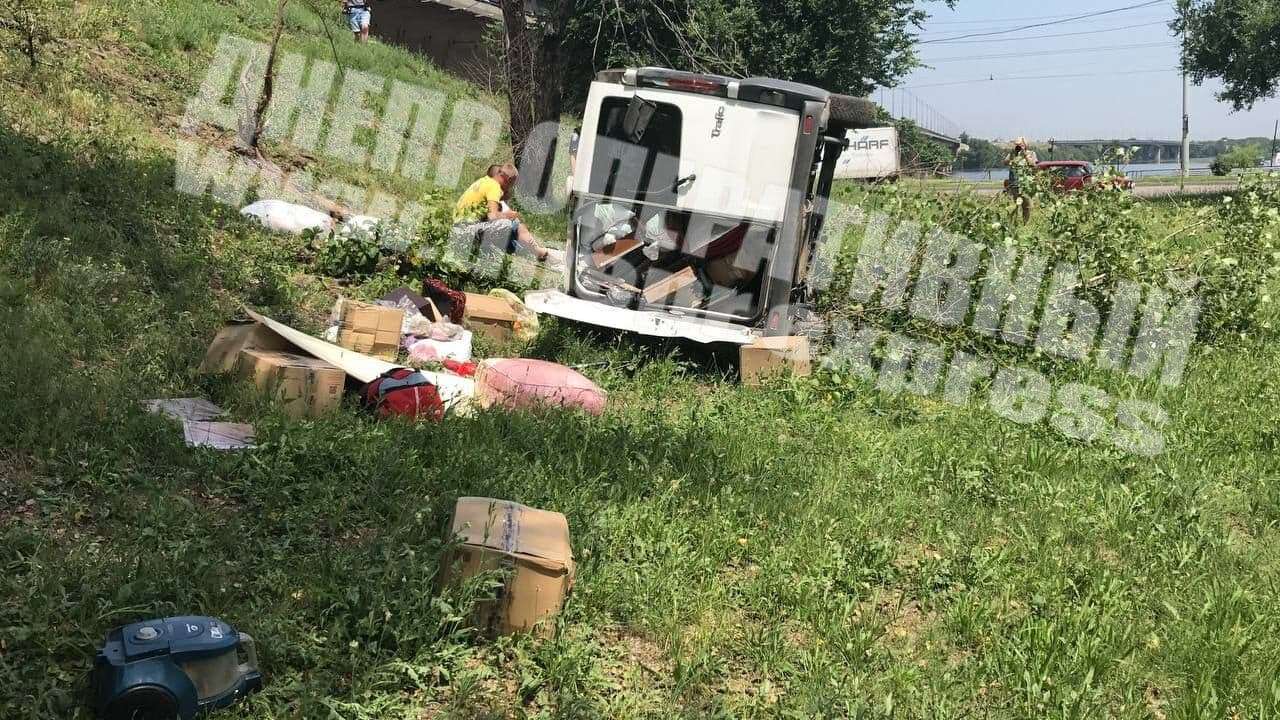 Микроавтобус перевернулся на Кайдакском мосту/ фото: Днепр Оперативный