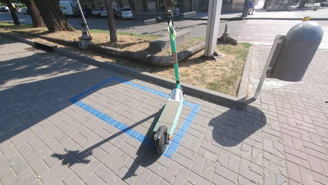 Разметка для парковки электросамокатов на Яворницкого/ фото: fb Дмитрий Котулев