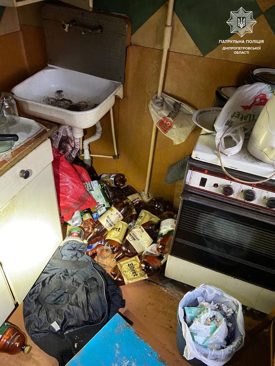 На Гладкова маленькие дети одни в грязной квартире/ фото: пресс-служба патрульной полиции Днепропетровской области