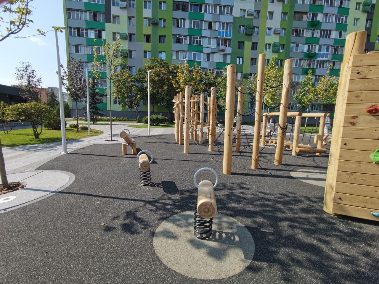 Деревянный парк в сквере на Слобожанском проспекте/ фото: Светлана Юрченко