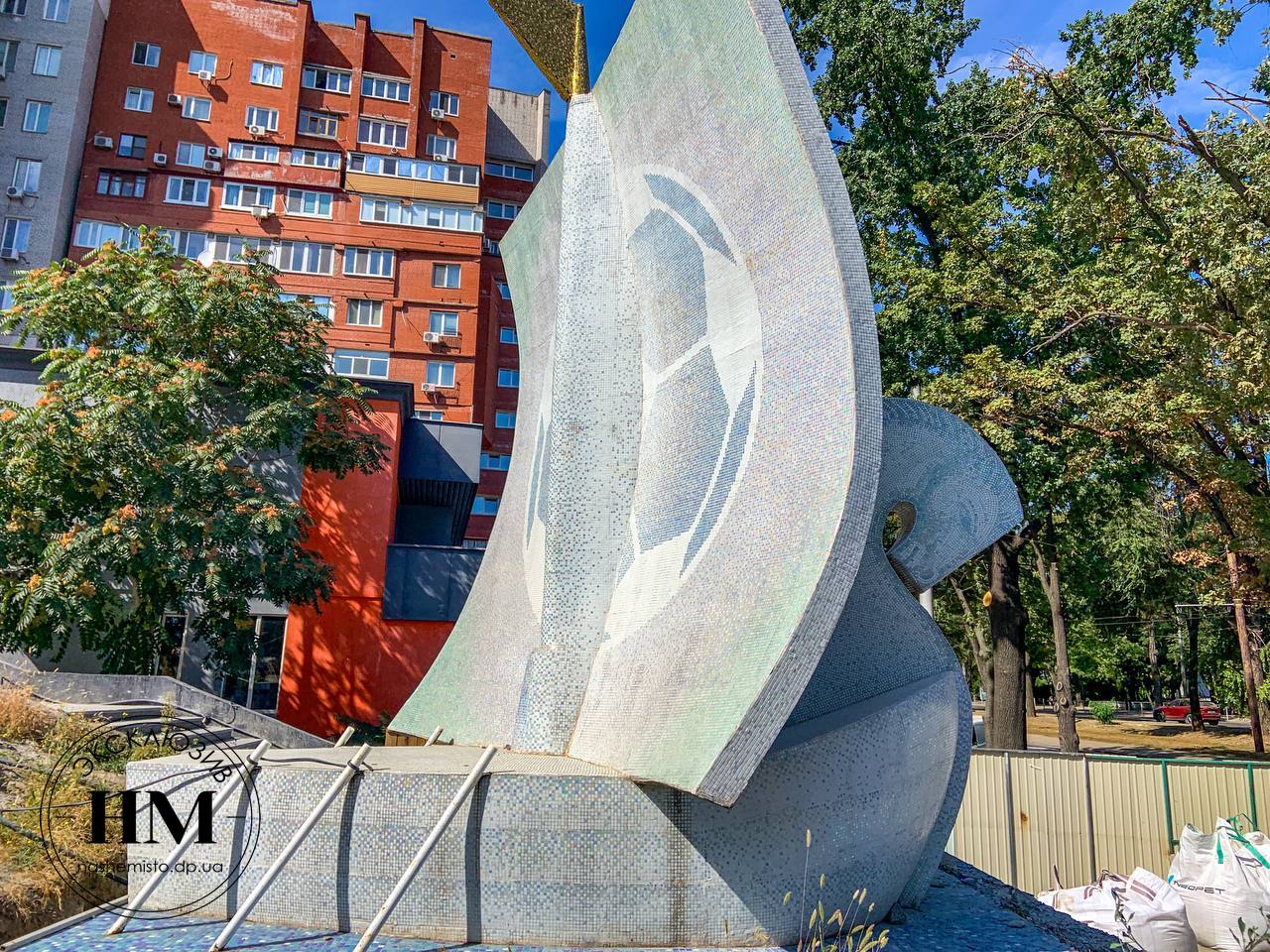 Памятник ФК " Днепр" на бульваре Кучеревского в Днепре/ фото: НМ